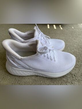 Women’s White Kizik Knit Lace-Up Sneakers Hands Free Step In
